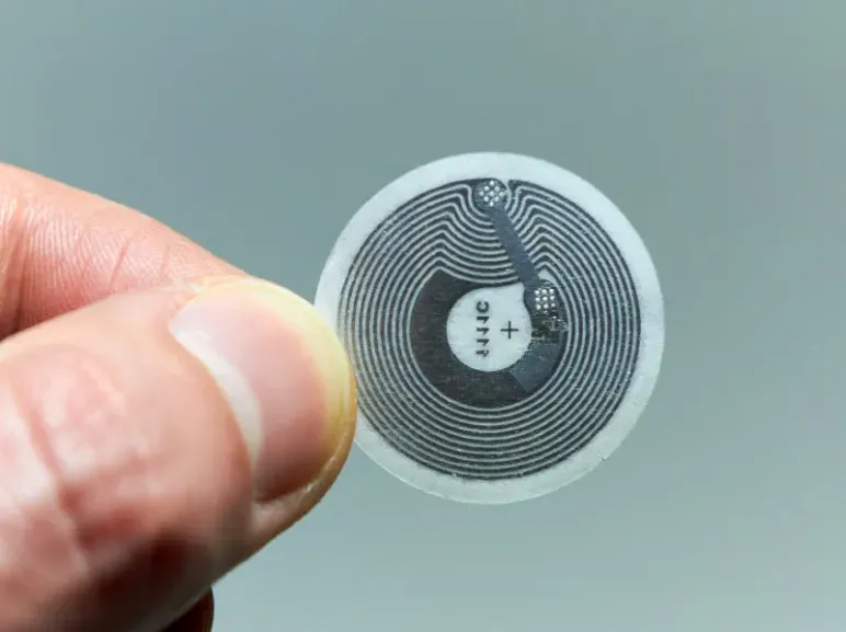چگونه می توان برچسب NFC را UES؟