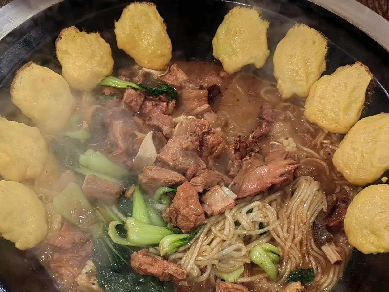 مدیر مردان وعده های غذایی اضافی را به تلاشگران ارائه می دهد