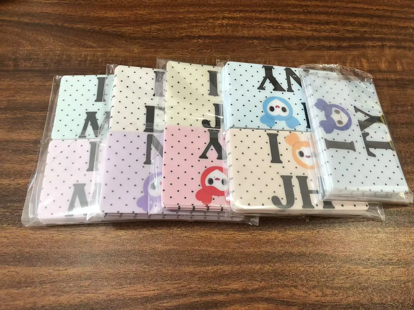 بسته JOJO برچسب های جلد کارت اعتباری را برای مشتریان ایالات متحده ارسال می کند