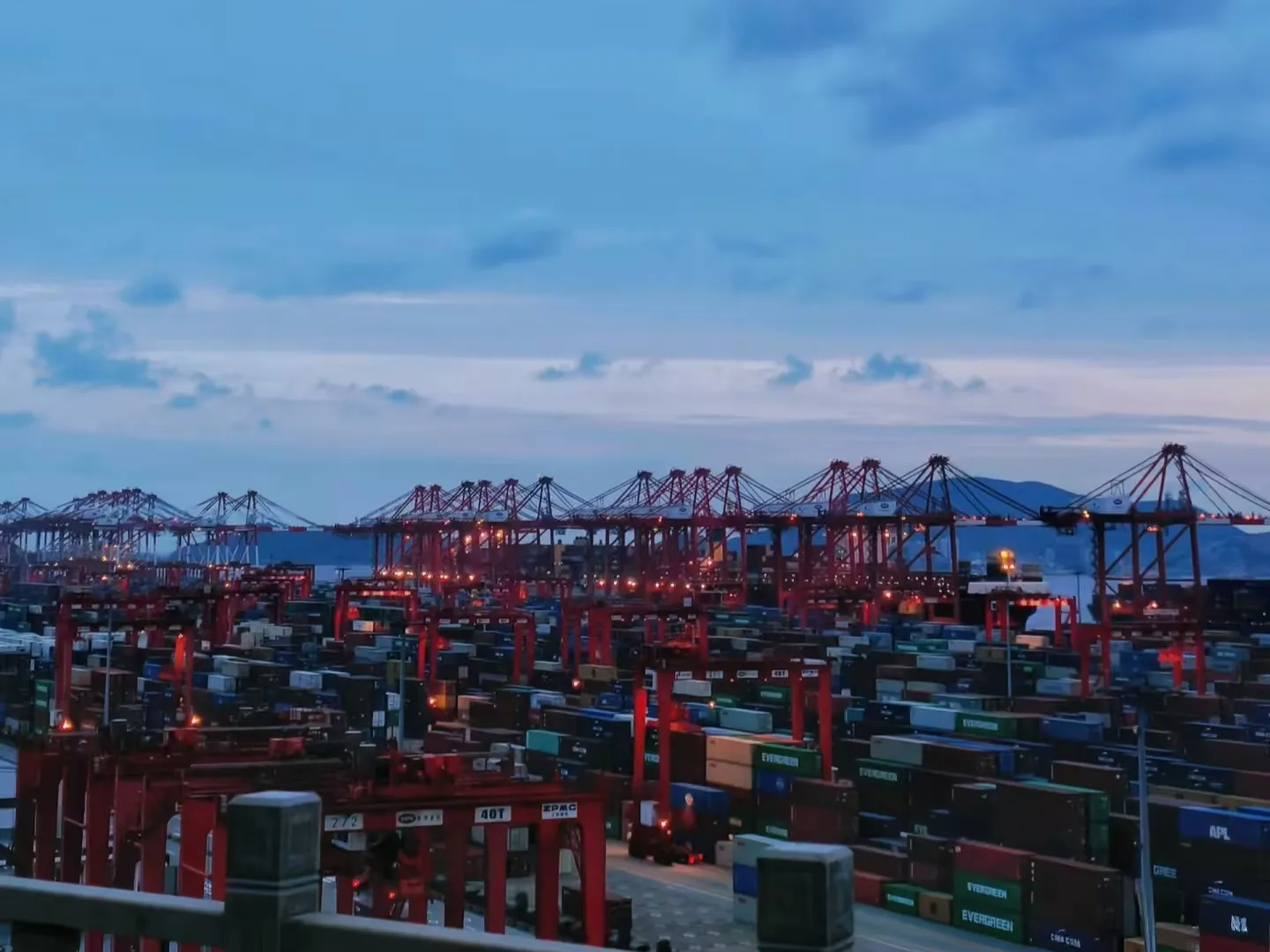 ارزش کل تجارت واردات و صادرات چین به 41.21 تریلیون یوان رسید.