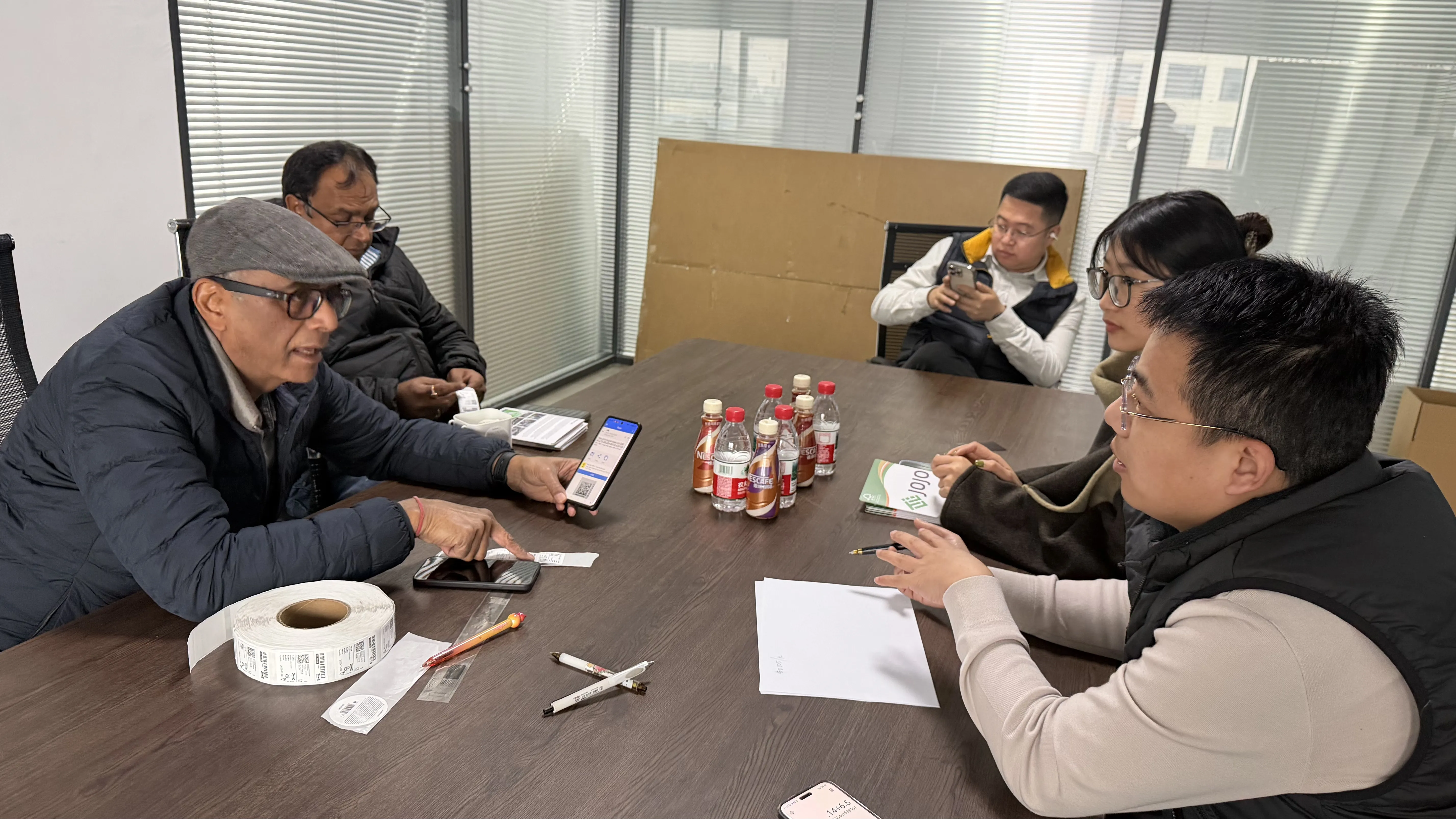 به گرمی از مشتریان برای بازدید از کارخانه ما استقبال می کنیم